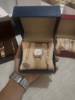 Coffret montre femme blanc et or rose avec collier fleur et bracelet chic dans une boîte cadeau élégante